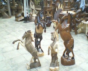 patung kayu kuda jingkrak