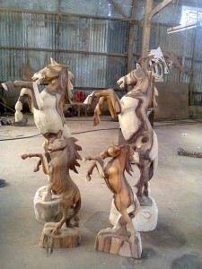 patung kayu kuda